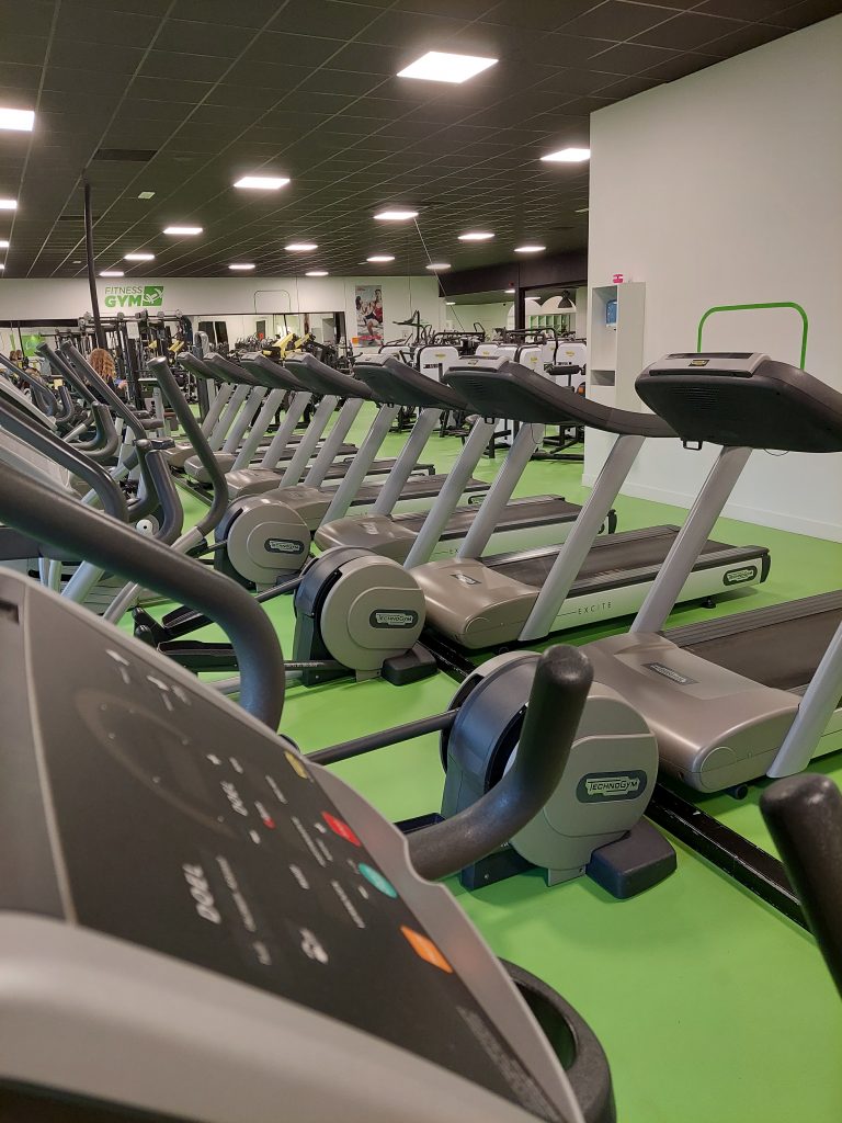 Loopbanden van technogym in het cardio omgeving van de sportschool